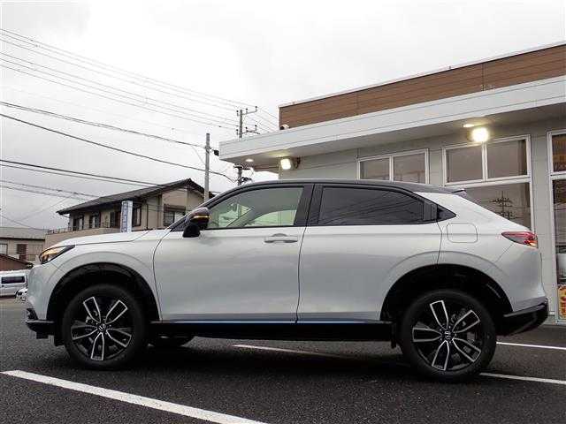 ホンダ ヴェゼル ハイブリッド e:HEV Z PLaYパッケージ 千葉県 2025(令7)年 0.1千km プレミアムサンライトホワイトパール 【登録済未使用車】/【プレミアムサンライトホワイトP/ブラック】/Honda CONNECTディスプレー（9インチ）/（ナビ/フルセグTV/USB/BT)/バックカメラ/ETC2.0/Honda SENSING/ハンズフリーパワーテールゲート/ワイヤレス充電器/ブラインドスポットインフォメーション/純正18インチAW/コンビシート（ファブリック/プライムスムース）/LEDシーケンシャルターンシグナルランプ/プッシュスタート/スマートキー/LEDヘッドライト/フォグランプ/LEDルームランプ/保証書/取扱説明書/