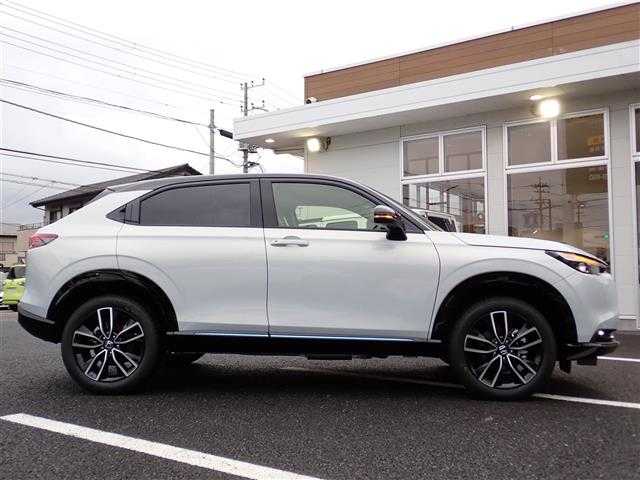 ホンダ ヴェゼル ハイブリッド e:HEV Z PLaYパッケージ 千葉県 2025(令7)年 0.1千km プレミアムサンライトホワイトパール 【登録済未使用車】/【プレミアムサンライトホワイトP/ブラック】/Honda CONNECTディスプレー（9インチ）/（ナビ/フルセグTV/USB/BT)/バックカメラ/ETC2.0/Honda SENSING/ハンズフリーパワーテールゲート/ワイヤレス充電器/ブラインドスポットインフォメーション/純正18インチAW/コンビシート（ファブリック/プライムスムース）/LEDシーケンシャルターンシグナルランプ/プッシュスタート/スマートキー/LEDヘッドライト/フォグランプ/LEDルームランプ/保証書/取扱説明書/