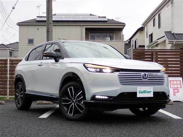 ホンダ ヴェゼル ハイブリッド e:HEV Z PLaYパッケージ 千葉県 2025(令7)年 0.1千km プレミアムサンライトホワイトパール 【登録済未使用車】/【プレミアムサンライトホワイトP/ブラック】/Honda CONNECTディスプレー（9インチ）/（ナビ/フルセグTV/USB/BT)/バックカメラ/ETC2.0/Honda SENSING/ハンズフリーパワーテールゲート/ワイヤレス充電器/ブラインドスポットインフォメーション/純正18インチAW/コンビシート（ファブリック/プライムスムース）/LEDシーケンシャルターンシグナルランプ/プッシュスタート/スマートキー/LEDヘッドライト/フォグランプ/LEDルームランプ/保証書/取扱説明書/