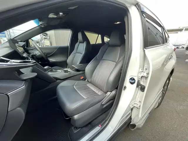トヨタ ハリアー Z 滋賀県 2023(令5)年 3.3万km プラチナホワイトパールマイカ １２．３インチ純正ナビ/（フルセグTV/Bluetooth/USB/HDMI/Miracast）/Ｆ．Ｓ．Ｂカメラ前後ソナー/運転席パワーシート/ＪＢＬプレミアムサウンド/デジタルインナーミラー/追従型クルーズコントロール/パワーリアゲート/電動パーキングブレーキ/オートハイビーム/MTモード付AT/ハーフレザーシート/ＨＵＤ/ビルトインＥＴＣ