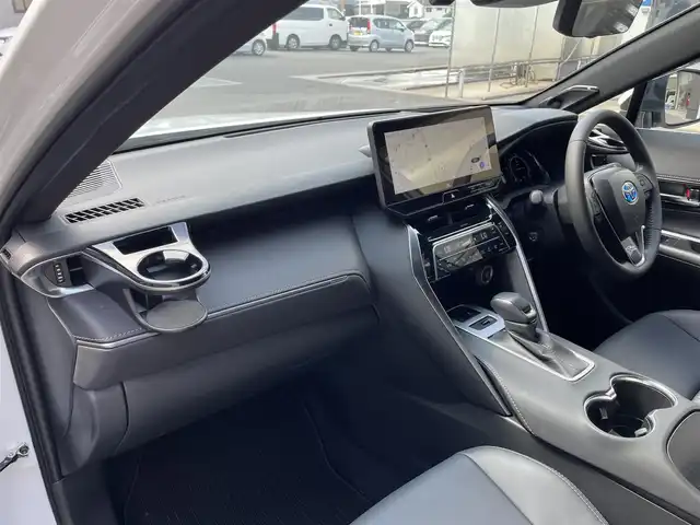 トヨタ ハリアー Z 滋賀県 2023(令5)年 3.3万km プラチナホワイトパールマイカ １２．３インチ純正ナビ/（フルセグTV/Bluetooth/USB/HDMI/Miracast）/Ｆ．Ｓ．Ｂカメラ前後ソナー/運転席パワーシート/ＪＢＬプレミアムサウンド/デジタルインナーミラー/追従型クルーズコントロール/パワーリアゲート/電動パーキングブレーキ/オートハイビーム/MTモード付AT/ハーフレザーシート/ＨＵＤ/ビルトインＥＴＣ