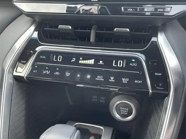 トヨタ ハリアー Z 滋賀県 2023(令5)年 3.3万km プラチナホワイトパールマイカ １２．３インチ純正ナビ/（フルセグTV/Bluetooth/USB/HDMI/Miracast）/Ｆ．Ｓ．Ｂカメラ前後ソナー/運転席パワーシート/ＪＢＬプレミアムサウンド/デジタルインナーミラー/追従型クルーズコントロール/パワーリアゲート/電動パーキングブレーキ/オートハイビーム/MTモード付AT/ハーフレザーシート/ＨＵＤ/ビルトインＥＴＣ