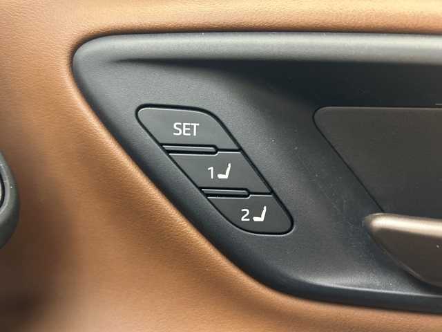 トヨタ クラウン クロスオーバー Z 三重県 2024(令6)年 1.2万km 茶Ｍ /禁煙車//純正ナビ/　フルセグTV/Bluetooth/Applecarplay//全方位カメラ//全席イージークローザー//デジタルインナーミラー//置くだけ充電//パワーイージーアクセスシステム//メモリーシート//前席シートヒーター//前席ベンチレーション//ハンドルヒーター//HUD//BSM//レーダークルーズコントロール//ドアバイザー//純正アルミホイール//ETC2.0//前席パワーシート//プッシュスタート//スマートキー//スペアキー//100V充電