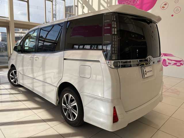 トヨタ ヴォクシー ZS 埼玉県 2014(平26)年 8万km ホワイトパールクリスタルシャイン 純正メモリナビ/　　BT/フルセグ/バックカメラ/両側パワースライドドア/LEDオートライト/純正16インチアルミホイール/アイドリングストップ/ステアリングスイッチ/スマートキー2本/ETC