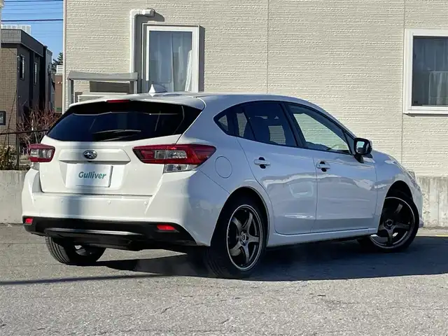 スバル インプレッサ スポーツ 2．0i－L アイサイト 青森県 2019(令1)年 1.8万km クリスタルホワイトP ワンオーナー/純正8インチメモリナビ【NR-MZ300-BIN-4】/(AM/FM/CD/DVD/MusicFolder/iPod/Bluetooth/フルセグTV)/バック/サイド/アイサイト/・プリクラッシュブレーキ/・全車速追従機能付クルーズコントロール/・定速クルーズコントロール/・アクティブレーンキープ/・AT誤発進/誤後進抑制制御/後側方警戒支援システム/横滑り防止/オートビークルホールド/電動パーキングブレーキ/社外18インチアルミホイール/Panasonic前方ドライブレコーダー【CA-DR03TDFA】/革巻きステアリング/パドルシフト/ステアリングスイッチ/シートメモリー(D)/パワーシート(D/N)/純正フロアマット/USB端子/アクセサリーソケット/スペアキー×1/エンジンスターター/保証書/取扱説明書/ナビ取扱説明書