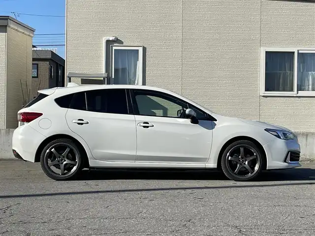 スバル インプレッサ スポーツ 2．0i－L アイサイト 青森県 2019(令1)年 1.8万km クリスタルホワイトP ワンオーナー/純正8インチメモリナビ【NR-MZ300-BIN-4】/(AM/FM/CD/DVD/MusicFolder/iPod/Bluetooth/フルセグTV)/バック/サイド/アイサイト/・プリクラッシュブレーキ/・全車速追従機能付クルーズコントロール/・定速クルーズコントロール/・アクティブレーンキープ/・AT誤発進/誤後進抑制制御/後側方警戒支援システム/横滑り防止/オートビークルホールド/電動パーキングブレーキ/社外18インチアルミホイール/Panasonic前方ドライブレコーダー【CA-DR03TDFA】/革巻きステアリング/パドルシフト/ステアリングスイッチ/シートメモリー(D)/パワーシート(D/N)/純正フロアマット/USB端子/アクセサリーソケット/スペアキー×1/エンジンスターター/保証書/取扱説明書/ナビ取扱説明書