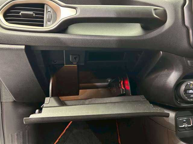 クライスラー・ジープ ジープ レネゲード ロンジチュード 千葉県 2016(平28)年 5.2万km ベージュ ビーツオーディオ　/クルーズコントロール　/レーンキープアシスト/KENWOODナビ　/フルセグTV /バックカメラ　/Bluetooth　/純正アルミホイール　/ETC