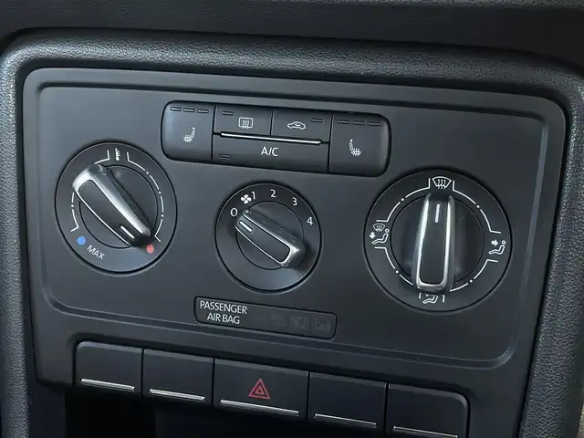 フォルクスワーゲン ザ・ビートル デザイン レザーパッケージ 長野県 2015(平27)年 3.5万km グレー ブラックレザーシート / シートヒーター / 純正ナビ / 地デジTV / bluetooth / CD DVD / クルーズコントロール / プッシュスタート / スマートキー / 16インチAW / ETC / HIDヘッドライト / オートライト / AUX