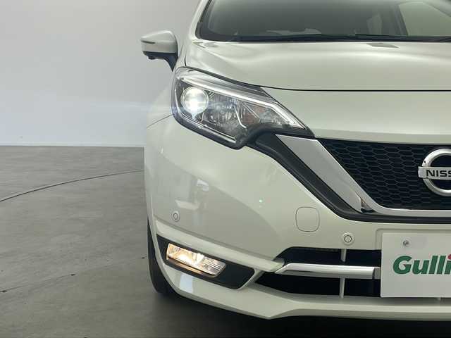 日産 ノート メダリスト 群馬県 2017(平29)年 0.7万km ブリリアントホワイトパール 純正ナビ　全周囲カメラ　電子ミラー　ハーフレザーシート　衝突被害軽減ブレーキ　レーンアシスト　ＬＥＤヘッドライト　フォグ　オートライト　ステアリングリモコン　革巻きステアリング　スマートキー　禁煙