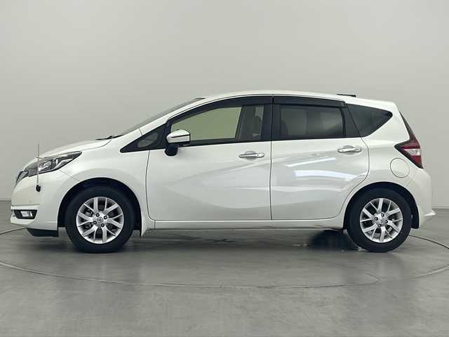 日産 ノート メダリスト 群馬県 2017(平29)年 0.7万km ブリリアントホワイトパール 純正ナビ　全周囲カメラ　電子ミラー　ハーフレザーシート　衝突被害軽減ブレーキ　レーンアシスト　ＬＥＤヘッドライト　フォグ　オートライト　ステアリングリモコン　革巻きステアリング　スマートキー　禁煙