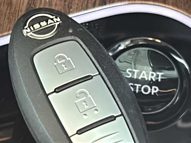 日産 オーラ G レザーエディション 沖縄県 2024(令6)年 1.3万km ピュアホワイトパール / スーパーブラック 2トーン 県外仕入/禁煙車/BOSEサウンド/純正ナビ/BT/フルセグ/アラウンドビューモニター/ビルトインETC２．０/ドライブレコーダー/インテリジェントルームミラー/プロパイロット/エマージェンシーブレーキ/クリアランスソナー/横滑り防止装置/レザーシート/前席シートヒーター/ステアリングヒーター/LEDヘッドライト/オートライト/置くだけ充電/純正17インチAW/純正フロアマット/プッシュスタート/スマートキー/スペアキー/保証書/取扱説明書/記録簿