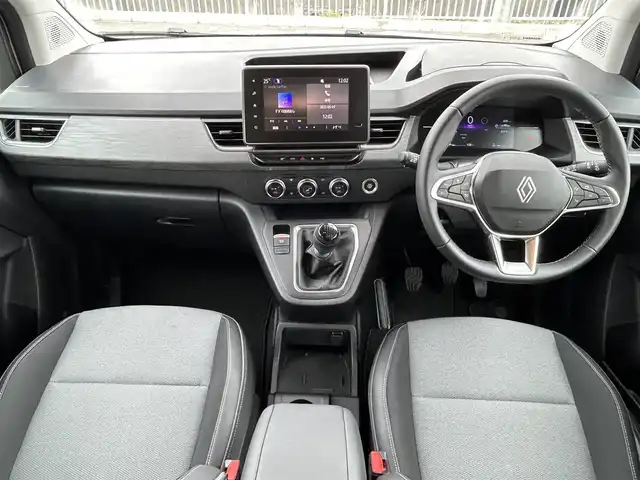 ルノー ルノー カングー クルール ディーゼル MT 群馬県 2025(令7)年 0.1万km ベージュ 140台限定車/ワンオーナー/ディーゼル/6MT/ルノーイージードライブ/・車線維持支援/・アダプティブクルーズコントロール/・衝突被害軽減ブレーキ/・車線逸脱警報/・駐車支援システム/純正ディスプレイオーディオ/（AM/FM/Bluetooth)/バックカメラ/置くだけ充電/ハーフレザーシート/両側スライドドア/ETC/アイドリングストップ/電動格納ミラー/オートエアコン/オートライト/革巻きステアリング/ステアリングスイッチ/純正ホイールキャップ積込み（未開封）/トノカバー/スペアキー×1/保証書/取説