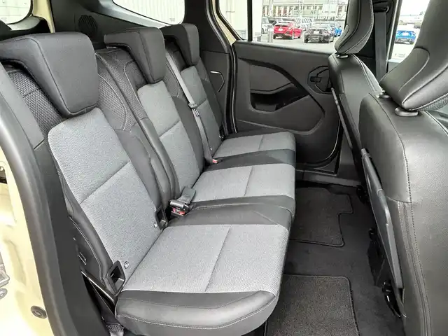 ルノー ルノー カングー クルール ディーゼル MT 群馬県 2025(令7)年 0.1万km ベージュ 140台限定車/ワンオーナー/ディーゼル/6MT/ルノーイージードライブ/・車線維持支援/・アダプティブクルーズコントロール/・衝突被害軽減ブレーキ/・車線逸脱警報/・駐車支援システム/純正ディスプレイオーディオ/（AM/FM/Bluetooth)/バックカメラ/置くだけ充電/ハーフレザーシート/両側スライドドア/ETC/アイドリングストップ/電動格納ミラー/オートエアコン/オートライト/革巻きステアリング/ステアリングスイッチ/純正ホイールキャップ積込み（未開封）/トノカバー/スペアキー×1/保証書/取説
