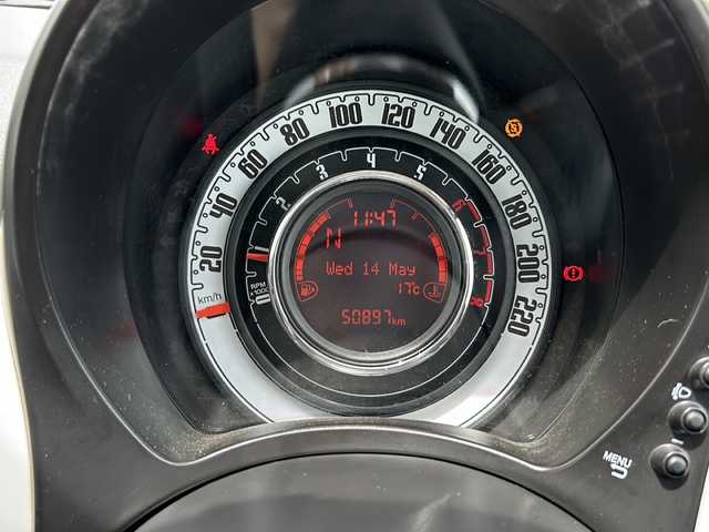 フィアット ５００ スカッコ 山梨県 2017(平29)年 5.1万km ビアンコ・ガーラ ガラスルーフ/beatsスピーカー/社外ナビ/フルセグTV/BT/DVD/CD/ドライブレコーダー前後/純正アルミホイール15インチ/ステアリングリモコン/純正スタッドレス/純正ナビ/積み込み/純正フロアマット/リモコンキー/スペアキー1本