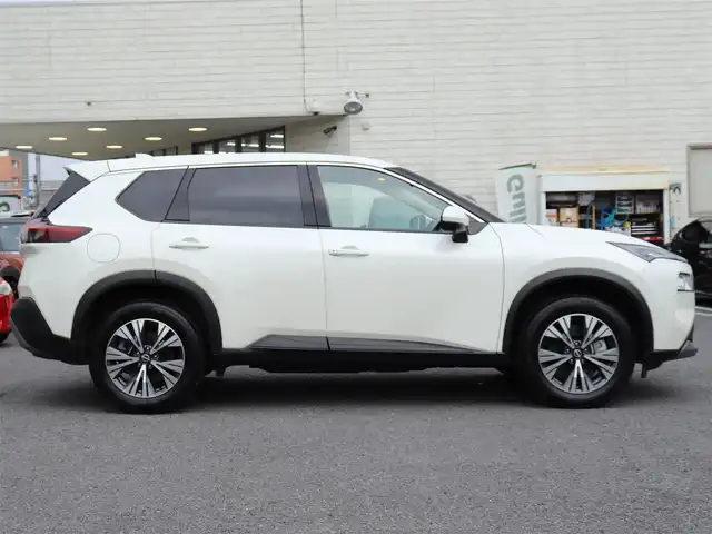 日産 エクストレイル X e－4ORCE 神奈川県 2022(令4)年 0.9万km ブリリアントホワイトパール ワンオーナー/ETC2.0 /ドラレコ前後/インテリジェントアラウンドビューモニター/ブラインドスポットモニター/純正メモリナビ/純正フルセグテレビ/バックカメラ/クルーズコントロール/プッシュスタート/運転席パワーシート/純正LEDヘッドライト/プロパイロット/メッキインサイドドアハンドル/12.3インチフルカラーディスプレイ/センタートレイ照明