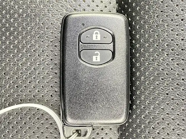 トヨタ アクア G ブラックソフトレザーセレ 千葉県 2019(平31)年 6.7万km ホワイトパールクリスタルシャイン ワンオーナー/禁煙車/トヨタセーフティセンス/・プリクラッシュセーフティ/・プリクラッシュセーフティブレーキ/・クリアランスソナー/・クルーズコントロール/・レーンディパーチャーアラート/純正9インチメモリナビ/・型番：NSZT-Y68T/・CD/DVD/USB/HDMI/Bluetooth/フルセグTV/・バックカメラ/・ビルトインETC2.0/革巻きステアリング/・ステアリングスイッチ/レザーシート/・DNシートヒーター/社外フロアマット/純正15インチAW/オートライト/・オートマチックハイビーム/・LEDヘッドライト/・LEDフォグランプ/電動格納ウインカーミラー/プッシュスタート/・スマートキー/・スペアキー