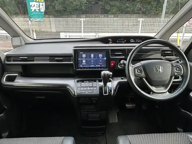 ホンダ ステップワゴン スパーダ クールスピリット 埼玉県 2017(平29)年 10.2万km ホワイトオーキッドパール ワンオーナー/Honda SENSING/・衝突軽減ブレーキ (CMBS)/・路外逸脱抑制機能/・渋滞追従機能付アダプティブクルーズコントロール/　 (ACC)/・車線維持支援システム (LKAS)/純正9インチメモリナビ　（VXM-175VFNi）/DTV/CD/DVD/BT/USB/iPod/AUX/AppleCarPlay/SD/SDREC/両側パワースライドドア/パドルシフト/前席ヒートシーター/純正ビルトインETC　/社外前後ドライブレコーダー（CSD-790FHG）/スマートキー/スペアキー/VSA（ビークルスタビリティアシスト）/　・ABS機能　/　・TCS（トラクションコントロールシステム）機能/　・横滑り抑制機能/盗難防止装置　/アイドリングストップ