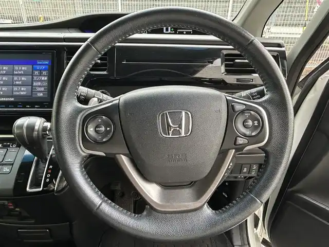ホンダ ステップワゴン スパーダ クールスピリット 埼玉県 2017(平29)年 10.2万km ホワイトオーキッドパール ワンオーナー/Honda SENSING/・衝突軽減ブレーキ (CMBS)/・路外逸脱抑制機能/・渋滞追従機能付アダプティブクルーズコントロール/　 (ACC)/・車線維持支援システム (LKAS)/純正9インチメモリナビ　（VXM-175VFNi）/DTV/CD/DVD/BT/USB/iPod/AUX/AppleCarPlay/SD/SDREC/両側パワースライドドア/パドルシフト/前席ヒートシーター/純正ビルトインETC　/社外前後ドライブレコーダー（CSD-790FHG）/スマートキー/スペアキー/VSA（ビークルスタビリティアシスト）/　・ABS機能　/　・TCS（トラクションコントロールシステム）機能/　・横滑り抑制機能/盗難防止装置　/アイドリングストップ