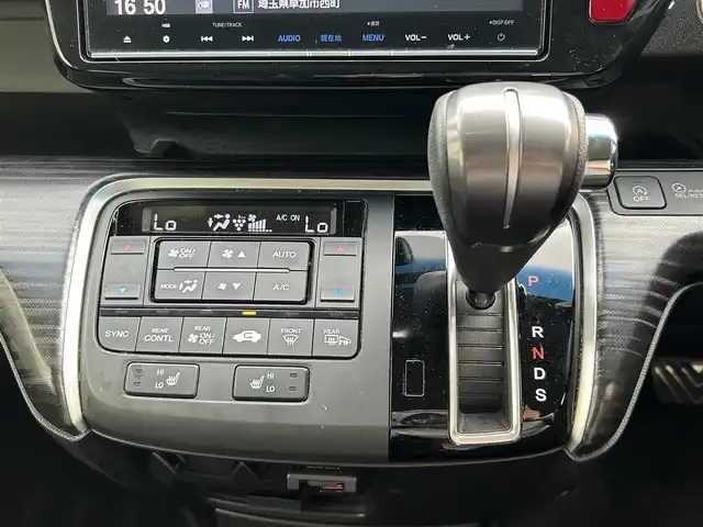 ホンダ ステップワゴン スパーダ クールスピリット 埼玉県 2017(平29)年 10.2万km ホワイトオーキッドパール ワンオーナー/Honda SENSING/・衝突軽減ブレーキ (CMBS)/・路外逸脱抑制機能/・渋滞追従機能付アダプティブクルーズコントロール/　 (ACC)/・車線維持支援システム (LKAS)/純正9インチメモリナビ　（VXM-175VFNi）/DTV/CD/DVD/BT/USB/iPod/AUX/AppleCarPlay/SD/SDREC/両側パワースライドドア/パドルシフト/前席ヒートシーター/純正ビルトインETC　/社外前後ドライブレコーダー（CSD-790FHG）/スマートキー/スペアキー/VSA（ビークルスタビリティアシスト）/　・ABS機能　/　・TCS（トラクションコントロールシステム）機能/　・横滑り抑制機能/盗難防止装置　/アイドリングストップ
