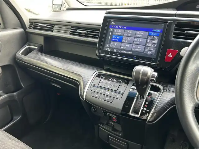 ホンダ ステップワゴン スパーダ クールスピリット 埼玉県 2017(平29)年 10.2万km ホワイトオーキッドパール ワンオーナー/Honda SENSING/・衝突軽減ブレーキ (CMBS)/・路外逸脱抑制機能/・渋滞追従機能付アダプティブクルーズコントロール/　 (ACC)/・車線維持支援システム (LKAS)/純正9インチメモリナビ　（VXM-175VFNi）/DTV/CD/DVD/BT/USB/iPod/AUX/AppleCarPlay/SD/SDREC/両側パワースライドドア/パドルシフト/前席ヒートシーター/純正ビルトインETC　/社外前後ドライブレコーダー（CSD-790FHG）/スマートキー/スペアキー/VSA（ビークルスタビリティアシスト）/　・ABS機能　/　・TCS（トラクションコントロールシステム）機能/　・横滑り抑制機能/盗難防止装置　/アイドリングストップ