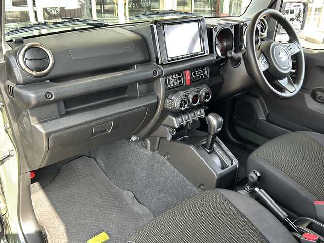 スズキ ジムニー XC 静岡県 2022(令4)年 2.3万km ジャングルグリーン スズキセーフティサポート/・衝突軽減ブレーキ/・レーンキープアシスト/純正ナビ/・フルセグTV/・CD/DVD/Bluetooth/ラジオ/主要装備/・バックカメラ　/・ドライブレコーダー前後　/・ステアリングリモコン　/・ＥＴＣ/・クルーズコントロール　/・シートヒーター　/・革巻きステアリング　/・オートライト
