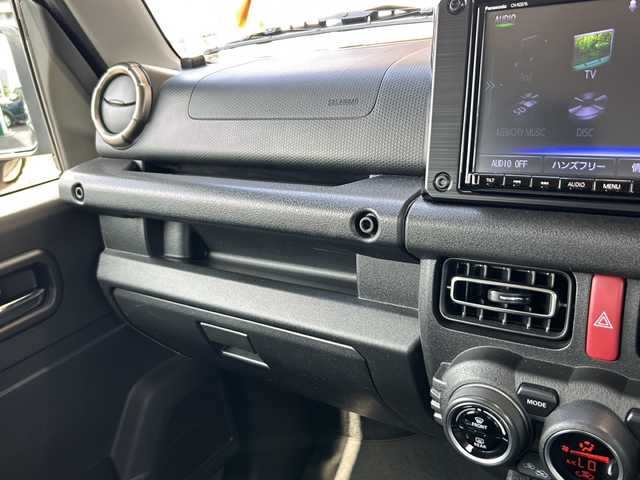 スズキ ジムニー XC 静岡県 2022(令4)年 2.3万km ジャングルグリーン スズキセーフティサポート/・衝突軽減ブレーキ/・レーンキープアシスト/純正ナビ/・フルセグTV/・CD/DVD/Bluetooth/ラジオ/主要装備/・バックカメラ　/・ドライブレコーダー前後　/・ステアリングリモコン　/・ＥＴＣ/・クルーズコントロール　/・シートヒーター　/・革巻きステアリング　/・オートライト