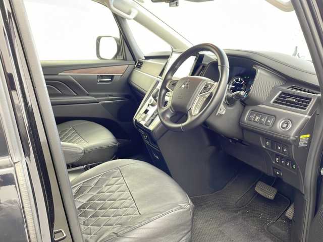 三菱 デリカＤ：５ P 兵庫県 2023(令5)年 1.9万km アメジストブラック ・純正10インチナビ/CD/DVD/USB/Bluetooth/TV/・全方位カメラ/・ステアリングヒーター/・前席シートヒーター/・両側パワースライドドア/・パワーバックドア/・e-Assist/・衝突被害軽減システム/・誤発進抑制機能/・車線逸脱警報システム/・ブラインドスポットモニター/・レーンチェンジアシスト機能/・リヤクロストラフィックアラート/・レーダークルーズコントロール/・ブラインドソナー/・電動サイドステップ/・ドライブレコーダー/・ETC/・LEDヘッドランプ/・18インチ純正アルミホイール/・フロアマット