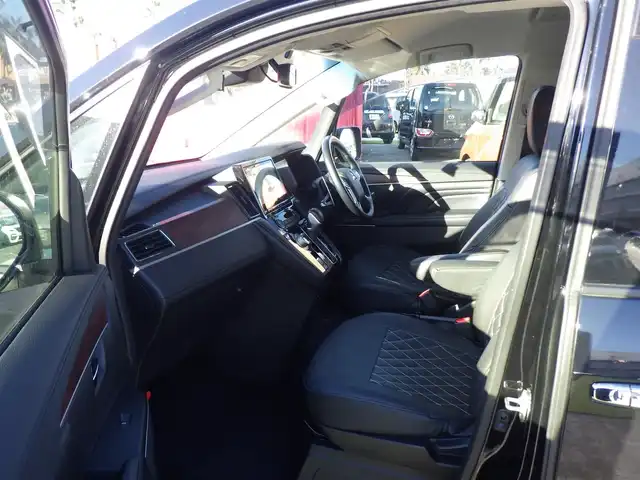 三菱 デリカＤ：５ P 千葉県 2023(令5)年 1.9万km アメジストブラック ・純正10インチナビ/CD/DVD/USB/Bluetooth/TV/・全方位カメラ/・ステアリングヒーター/・前席シートヒーター/・両側パワースライドドア/・パワーバックドア/・e-Assist/・衝突被害軽減システム/・誤発進抑制機能/・車線逸脱警報システム/・ブラインドスポットモニター/・レーンチェンジアシスト機能/・リヤクロストラフィックアラート/・レーダークルーズコントロール/・ブラインドソナー/・電動サイドステップ/・ドライブレコーダー/・ETC/・LEDヘッドランプ/・18インチ純正アルミホイール/・フロアマット