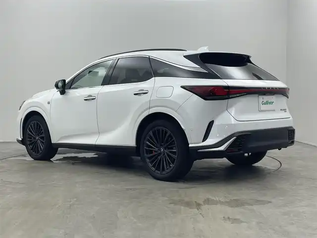 レクサス ＲＸ 350 Fスポーツ 埼玉県 2024(令6)年 2.2万km ホワイトノーヴァガラスフレーク パノラマルーフ　メーカーナビ　パノラミックビューモニター　ＢＳＭ　ＨＵＤ　赤ハーフレザー　デジタルインナーミラー　ビルトインＥＴＣ２．０　メモリシート　ステアリングヒーター　オレンジブレーキャリパー