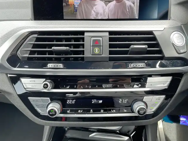 ＢＭＷ Ｘ３ xDrive20d Mスポーツ 香川県 2021(令3)年 3.1万km 白 インテリジェントセーフティー/レーンアシスト/ブラインドスポットモニター/F/Rドライブレコーダー/ハーフレザーシート/D/Nシートヒーター/純正ナビ/地デジ/BT/USB/AppleCarPlay/ワイヤレス充電/ヘッドアップディスプレイ/スマートキー/ACC/パドルシフト/純正19インチアルミ/コーナーセンサー/全方位/バックカメラ