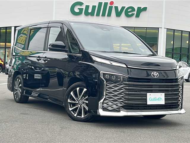 トヨタ ヴォクシー S－Z 長野県 2024(令6)年 2.4万km アティチュードブラックマイカ ディスプレイオーディオプラス/・コネクティッドナビ対応10.5インチディスプレイオーディオ/（USB/HDMI/DVD)/フルセグTV/BluetoothAudio/ビルトインETC2.0/セーフティセンス/・プリクラッシュセーフティ/・レーントレーシングアシスト/・レーンディパーチャーアラート/・レーダークルーズコントロール/・オートマチックハイビーム/・ロードサインアシスト/・ドライバー異常時対応システム/・プロアクティブドライビングアシスト/・発進遅れ告知機能/・パーキングサポートブレーキ/・ブラインドスポットモニター/バックカメラ/アルパインデジタルインナーミラー/（前後ドライブレコーダー機能搭載）/両側パワースライドドア/ハーフレザーシート/シートヒーター（D・N席）/革巻きステアリング/ステアリングスイッチ/電動パーキングブレーキ/ブレーキホールド/プロジェクター式LEDヘッドライト/オートライト/スマートキー/Pスタート/電動格納ミラー/純正17インチAW/純正フロアマット/ドアバイザー