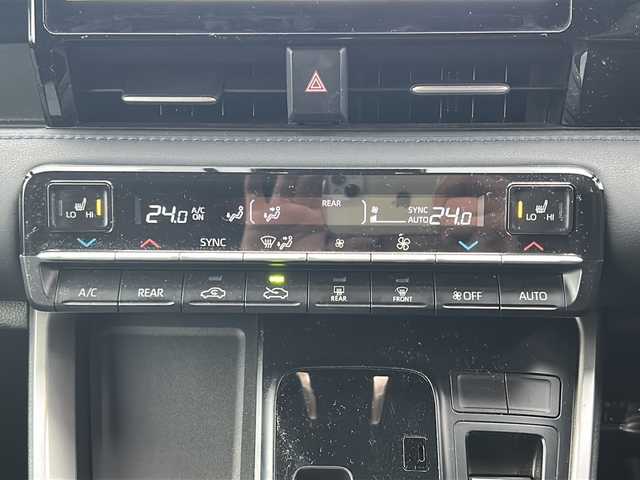 トヨタ ヴォクシー S－Z 長野県 2024(令6)年 2.4万km アティチュードブラックマイカ ディスプレイオーディオプラス/・コネクティッドナビ対応10.5インチディスプレイオーディオ/（USB/HDMI/DVD)/フルセグTV/BluetoothAudio/ビルトインETC2.0/セーフティセンス/・プリクラッシュセーフティ/・レーントレーシングアシスト/・レーンディパーチャーアラート/・レーダークルーズコントロール/・オートマチックハイビーム/・ロードサインアシスト/・ドライバー異常時対応システム/・プロアクティブドライビングアシスト/・発進遅れ告知機能/・パーキングサポートブレーキ/・ブラインドスポットモニター/バックカメラ/アルパインデジタルインナーミラー/（前後ドライブレコーダー機能搭載）/両側パワースライドドア/ハーフレザーシート/シートヒーター（D・N席）/革巻きステアリング/ステアリングスイッチ/電動パーキングブレーキ/ブレーキホールド/プロジェクター式LEDヘッドライト/オートライト/スマートキー/Pスタート/電動格納ミラー/純正17インチAW/純正フロアマット/ドアバイザー