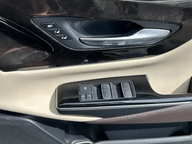 トヨタ クラウン ハイブリッド G－エグゼクティブ 大阪府 2018(平30)年 3.8万km プレシャスシルバー 純正メモリナビ/（フルセグ/BT/CD/DVD）/バックカメラ/レーダークルーズコントロール/レーンキープアシスト/パドルシフト/プリクラッシュセーフティ/ブラインドスポットモニター/レザーシート（ベージュ）/前席パワーシート/エアーシート/全席シートヒーター/ハンドルヒーター/社外19インチAW（TWS）/デジタルインナーミラー型ドラレコ/後席サンシェード/ETC2.0/保証書/取扱説明書/スペアキー