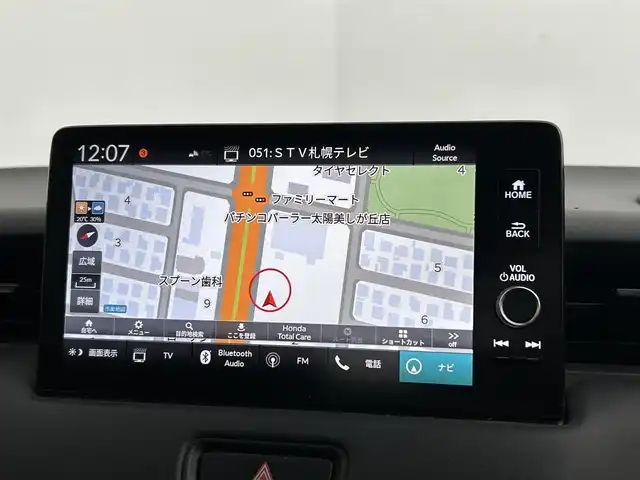 ホンダ ヴェゼル ハイブリッド e:HEV Z 道央・札幌 2021(令3)年 2.5万km プレミアムサンライトホワイトパール ・ワンオーナー/・４WD/・コンフォートビューパッケージ/・メーカー9インチディスプレイオーディオ/・ナビ/TVキット/BT/USB/スマホ連携/・バックカメラ/・ビルトインETC2.0/・前後ドライブレコーダー/・置くだけ充電/・ホンダセンシング/・衝突軽減ブレーキ/・レーンキープアシスト/・アダプティブクルーズコントロール/・クリアランスソナー/・ブラインドスポットモニター/・ヒルディセントアシストコントロール/・ドライブモードスイッチ/・アダプティプドライビングビーム/・LEDヘッドライト/・ハーフレザーシート/・前席シートヒーター/・ステアリングヒーター/・パワーバックドア/・純正１８インチAW/・純正フロアマット/・スマートキー/・スペアキー/・取扱説明書/・保証書
