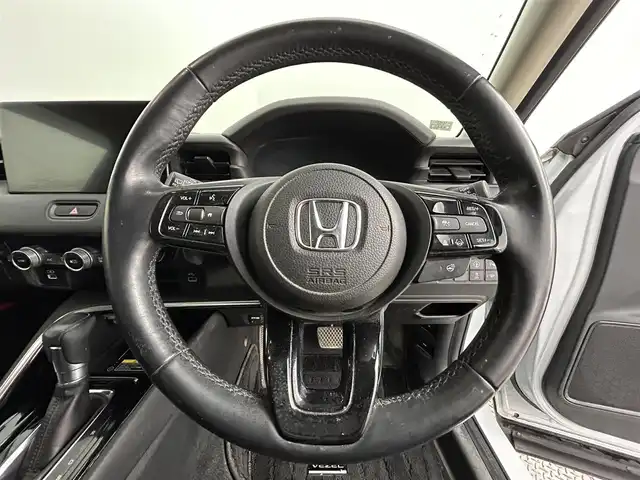 ホンダ ヴェゼル ハイブリッド e:HEV Z 道央・札幌 2021(令3)年 2.5万km プレミアムサンライトホワイトパール ・ワンオーナー/・４WD/・コンフォートビューパッケージ/・メーカー9インチディスプレイオーディオ/・ナビ/TVキット/BT/USB/スマホ連携/・バックカメラ/・ビルトインETC2.0/・前後ドライブレコーダー/・置くだけ充電/・ホンダセンシング/・衝突軽減ブレーキ/・レーンキープアシスト/・アダプティブクルーズコントロール/・クリアランスソナー/・ブラインドスポットモニター/・ヒルディセントアシストコントロール/・ドライブモードスイッチ/・アダプティプドライビングビーム/・LEDヘッドライト/・ハーフレザーシート/・前席シートヒーター/・ステアリングヒーター/・パワーバックドア/・純正１８インチAW/・純正フロアマット/・スマートキー/・スペアキー/・取扱説明書/・保証書