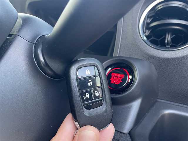 ホンダ Ｎ ＢＯＸ カスタム ターボ 山口県 2023(令5)年 0.4万km プラチナホワイトパール ワンオーナー /両側パワースライドドア/8型ナビ フルセグTV BT USB/バックカメラ/ナビ連動前後ドラレコ/2.0ETC/スマートキー 2個/コーナーセンサー/衝突被害軽減ブレーキ/レーンアシスト/レーダークルーズコントロール/オートマチックハイビーム/LEDオートヘッドライト/ハーフレザーシート/前席シートヒーター/革巻きステアリング/ステアリングリモコン/ハドルシフト/W サイド カーテン エアバッグ/保証書 取説/禁煙車