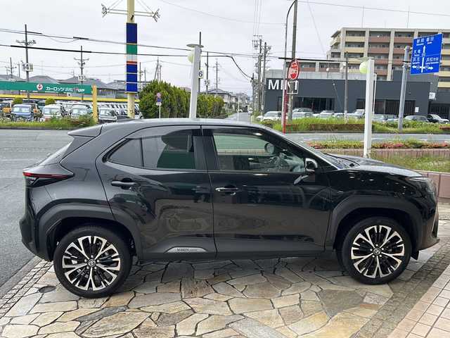 トヨタ ヤリスクロス ハイブリッド Z 静岡県 2025(令7)年 0.6万km ブラックマイカ 純正コネクティッドナビ/・パノラミックビューモニター/・Bluetooth/・フルセグTV/・Miracast/・USB/・フロントカメラ/・サイドカメラ/・HDMI/・ステアリングスイッチ/主要装備/・プッシュスタート/・ETC車載器/・ドライブレコーダー/・前席シートヒーター/・運転席パワーシート/・ハーフレザーシート/・ステアリングヒーター/・純正ＡＷ/・社外フロアマット/・LEDヘッドライト/・前後ソナー/安全装備/トヨタセーフティセンス/・プリクラッシュセーフティ/・レーンディパーチャーアラート/・オートマチックハイビーム/・ロードサインアシスト/・レーダークルーズコントロール/・先行車発進お知らせ機能/・ブラインドスポットモニタ/・パーキングサポートブレーキ/・安心降車アシスト