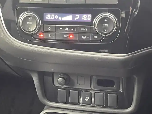 三菱 アウトランダー ＰＨＥＶ G セーフティパッケージ 熊本県 2015(平27)年 9.9万km レッドメタリック 禁煙車　/社外ナビ（ＣＤ・ＤＶＤ・フルセグ・ＢＴ・ＳＤ・ＵＳＢ）/全周囲カメラ　/社外前方ドライブレコーダー　/ＥＴＣ　/レーダークルーズコントロール　/前席シートヒーター　/運転席パワーシート　/衝突軽減ブレーキ/レーンキープアシスト/横滑り防止/ハーフレザーシート/純正フロアマット/純正１８インチAW/オートライト/LEDヘッドライト/フォグライト/スマートキー/プッシュスタート/保証書/取扱説明書