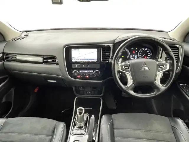 三菱 アウトランダー ＰＨＥＶ G セーフティパッケージ 熊本県 2015(平27)年 9.9万km レッドメタリック 禁煙車　/社外ナビ（ＣＤ・ＤＶＤ・フルセグ・ＢＴ・ＳＤ・ＵＳＢ）/全周囲カメラ　/社外前方ドライブレコーダー　/ＥＴＣ　/レーダークルーズコントロール　/前席シートヒーター　/運転席パワーシート　/衝突軽減ブレーキ/レーンキープアシスト/横滑り防止/ハーフレザーシート/純正フロアマット/純正１８インチAW/オートライト/LEDヘッドライト/フォグライト/スマートキー/プッシュスタート/保証書/取扱説明書