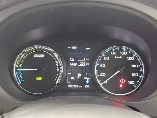 三菱 アウトランダー ＰＨＥＶ G セーフティパッケージ 熊本県 2015(平27)年 9.9万km レッドメタリック 禁煙車　/社外ナビ（ＣＤ・ＤＶＤ・フルセグ・ＢＴ・ＳＤ・ＵＳＢ）/全周囲カメラ　/社外前方ドライブレコーダー　/ＥＴＣ　/レーダークルーズコントロール　/前席シートヒーター　/運転席パワーシート　/衝突軽減ブレーキ/レーンキープアシスト/横滑り防止/ハーフレザーシート/純正フロアマット/純正１８インチAW/オートライト/LEDヘッドライト/フォグライト/スマートキー/プッシュスタート/保証書/取扱説明書