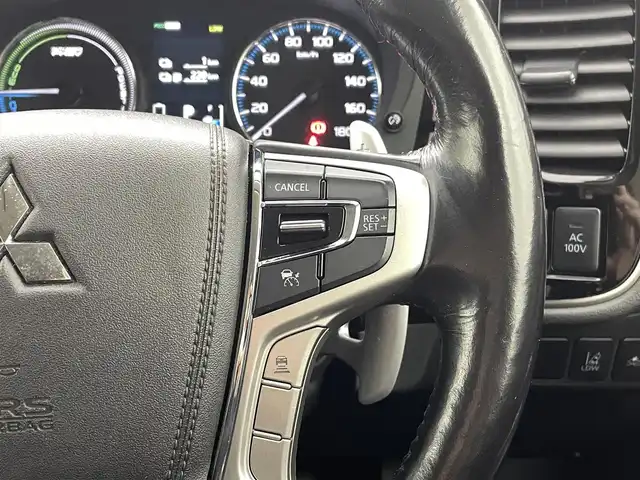 三菱 アウトランダー ＰＨＥＶ G セーフティパッケージ 熊本県 2015(平27)年 9.9万km レッドメタリック 禁煙車　/社外ナビ（ＣＤ・ＤＶＤ・フルセグ・ＢＴ・ＳＤ・ＵＳＢ）/全周囲カメラ　/社外前方ドライブレコーダー　/ＥＴＣ　/レーダークルーズコントロール　/前席シートヒーター　/運転席パワーシート　/衝突軽減ブレーキ/レーンキープアシスト/横滑り防止/ハーフレザーシート/純正フロアマット/純正１８インチAW/オートライト/LEDヘッドライト/フォグライト/スマートキー/プッシュスタート/保証書/取扱説明書