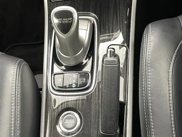 三菱 アウトランダー ＰＨＥＶ G セーフティパッケージ 熊本県 2015(平27)年 9.9万km レッドメタリック 禁煙車　/社外ナビ（ＣＤ・ＤＶＤ・フルセグ・ＢＴ・ＳＤ・ＵＳＢ）/全周囲カメラ　/社外前方ドライブレコーダー　/ＥＴＣ　/レーダークルーズコントロール　/前席シートヒーター　/運転席パワーシート　/衝突軽減ブレーキ/レーンキープアシスト/横滑り防止/ハーフレザーシート/純正フロアマット/純正１８インチAW/オートライト/LEDヘッドライト/フォグライト/スマートキー/プッシュスタート/保証書/取扱説明書