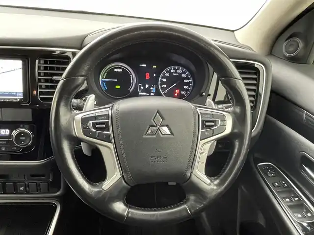 三菱 アウトランダー ＰＨＥＶ G セーフティパッケージ 熊本県 2015(平27)年 9.9万km レッドメタリック 禁煙車　/社外ナビ（ＣＤ・ＤＶＤ・フルセグ・ＢＴ・ＳＤ・ＵＳＢ）/全周囲カメラ　/社外前方ドライブレコーダー　/ＥＴＣ　/レーダークルーズコントロール　/前席シートヒーター　/運転席パワーシート　/衝突軽減ブレーキ/レーンキープアシスト/横滑り防止/ハーフレザーシート/純正フロアマット/純正１８インチAW/オートライト/LEDヘッドライト/フォグライト/スマートキー/プッシュスタート/保証書/取扱説明書