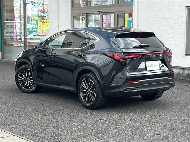 レクサス ＮＸ 250 バージョンL 愛知県 2023(令5)年 0.9万km グラファイトブラックガラスフレーク /禁煙//ワンオーナー//メーカーナビ//フルセグ/BT/USB/Miracast/FM/AM//バック/サイドカメラ//純正20AW//黒白レザーシート//パワーバックドア//革巻ステアリング//ステアリングスイッチ//ステアリングヒーター//パドルシフト//全席シートヒーター//前席ベンチレーション//ワイヤレス充電//ビルトインETC2.0//アイドリングストップ//クリアランスソナー//LDA/PKSB/BSM/安心降車サポート//RCTR/PADA/RSA/ACC//フロアマット//トノカバー//AC100V//type-C充電//360°ドライブレコーダー//Gスカッフプレート//三眼LEDヘッドライト//フォグ//ヘッドライトウォッシャー//オートハイビーム//オートリトラウィンカーミラー//電動パーキング//オートホールド//ドライブモード//ECO/NORMAL/SPORT//プッシュスタート//防眩ルームミラー//新車時保証書//取扱説明書//スマートキー//スマートスペアキー/カードキー