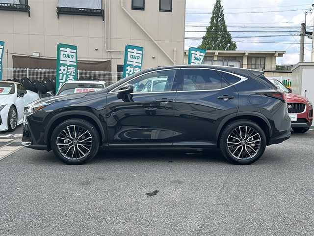 レクサス ＮＸ 250 バージョンL 愛知県 2023(令5)年 0.9万km グラファイトブラックガラスフレーク /禁煙//ワンオーナー//メーカーナビ//フルセグ/BT/USB/Miracast/FM/AM//バック/サイドカメラ//純正20AW//黒白レザーシート//パワーバックドア//革巻ステアリング//ステアリングスイッチ//ステアリングヒーター//パドルシフト//全席シートヒーター//前席ベンチレーション//ワイヤレス充電//ビルトインETC2.0//アイドリングストップ//クリアランスソナー//LDA/PKSB/BSM/安心降車サポート//RCTR/PADA/RSA/ACC//フロアマット//トノカバー//AC100V//type-C充電//360°ドライブレコーダー//Gスカッフプレート//三眼LEDヘッドライト//フォグ//ヘッドライトウォッシャー//オートハイビーム//オートリトラウィンカーミラー//電動パーキング//オートホールド//ドライブモード//ECO/NORMAL/SPORT//プッシュスタート//防眩ルームミラー//新車時保証書//取扱説明書//スマートキー//スマートスペアキー/カードキー