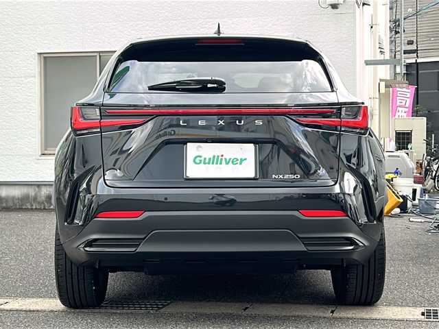 レクサス ＮＸ 250 バージョンL 愛知県 2023(令5)年 0.9万km グラファイトブラックガラスフレーク /禁煙//ワンオーナー//メーカーナビ//フルセグ/BT/USB/Miracast/FM/AM//バック/サイドカメラ//純正20AW//黒白レザーシート//パワーバックドア//革巻ステアリング//ステアリングスイッチ//ステアリングヒーター//パドルシフト//全席シートヒーター//前席ベンチレーション//ワイヤレス充電//ビルトインETC2.0//アイドリングストップ//クリアランスソナー//LDA/PKSB/BSM/安心降車サポート//RCTR/PADA/RSA/ACC//フロアマット//トノカバー//AC100V//type-C充電//360°ドライブレコーダー//Gスカッフプレート//三眼LEDヘッドライト//フォグ//ヘッドライトウォッシャー//オートハイビーム//オートリトラウィンカーミラー//電動パーキング//オートホールド//ドライブモード//ECO/NORMAL/SPORT//プッシュスタート//防眩ルームミラー//新車時保証書//取扱説明書//スマートキー//スマートスペアキー/カードキー