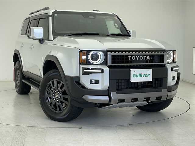 トヨタ ランドクルーザー ２５０ VX 千葉県 2025(令7)年 0.1万km プラチナホワイトパールマイカ 純正ナビ/　フルセグTV/Bluetooth/Apple car play/Android Auto/トヨタセーフティセンス/レーダークルーズコントロール/レーンキープアシスト/衝突軽減ブレーキ/クリアランスソナー/先行車発進警報/ロードサインアシスト/全方位カメラ/ブラインドスポットモニター/オートハイビーム/電動パーキング/オートホールド/サンルーフ/ワイヤレス充電/デジタルインナーミラー/レザーシート/パワーシート（運）/前席シートヒーター/前席エアーシート/ステアリングヒーター/純正マッドガード/パワーバックドア/ルーフレール/7人乗り/ビルトインETC2.0/ドアバイザー/フロアマット