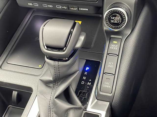 トヨタ ランドクルーザー ２５０ VX 千葉県 2025(令7)年 0.1万km プラチナホワイトパールマイカ 純正ナビ/　フルセグTV/Bluetooth/Apple car play/Android Auto/トヨタセーフティセンス/レーダークルーズコントロール/レーンキープアシスト/衝突軽減ブレーキ/クリアランスソナー/先行車発進警報/ロードサインアシスト/全方位カメラ/ブラインドスポットモニター/オートハイビーム/電動パーキング/オートホールド/サンルーフ/ワイヤレス充電/デジタルインナーミラー/レザーシート/パワーシート（運）/前席シートヒーター/前席エアーシート/ステアリングヒーター/純正マッドガード/パワーバックドア/ルーフレール/7人乗り/ビルトインETC2.0/ドアバイザー/フロアマット