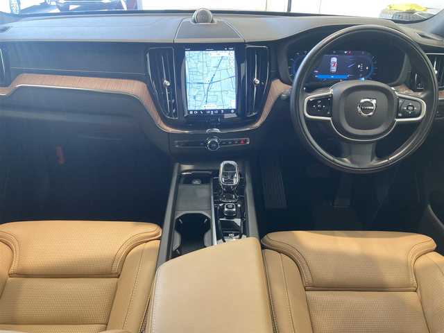 ボルボ ボルボ ＸＣ６０ B5 AWD インスクリプション 熊本県 2021(令3)年 4.1万km グレー ・スマートキー/・プッシュスタート/・パノラマサンルーフ/・PilotAssist/・レーンキープエイド/・前車発進通知/・ロードサインインフォメーション/・クルーズコントロール(追従式)/・茶革シート/・前席パワーシート/・前席エアシート /・全席シートヒーター /・ハンドルヒーター /・純正Googleナビ/　【Bluetooth・USB・AppleCarPlay・AndroidAuto】/・Bowers＆Wilkinsサウンドシステム/・全方位カメラ/・ETC/・ドライブレコーダー(前後録画)/・ヘッドアップディスプレイ/・ワイヤレス充電/・パワーバックドア/・LEDヘッドランプ/・LEDフォグランプ/・純正マット