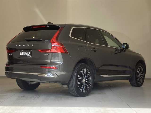 ボルボ ボルボ ＸＣ６０ B5 AWD インスクリプション 熊本県 2021(令3)年 4.1万km グレー ・スマートキー/・プッシュスタート/・パノラマサンルーフ/・PilotAssist/・レーンキープエイド/・前車発進通知/・ロードサインインフォメーション/・クルーズコントロール(追従式)/・茶革シート/・前席パワーシート/・前席エアシート /・全席シートヒーター /・ハンドルヒーター /・純正Googleナビ/　【Bluetooth・USB・AppleCarPlay・AndroidAuto】/・Bowers＆Wilkinsサウンドシステム/・全方位カメラ/・ETC/・ドライブレコーダー(前後録画)/・ヘッドアップディスプレイ/・ワイヤレス充電/・パワーバックドア/・LEDヘッドランプ/・LEDフォグランプ/・純正マット